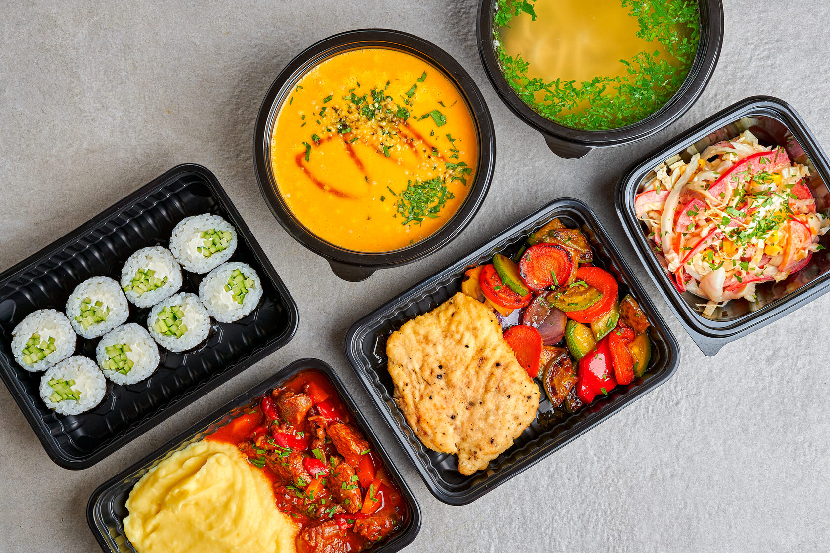 Jak design PET plastových tácků ovlivňuje jejich schopnost zachovat kvalitu a čerstvost potravin?