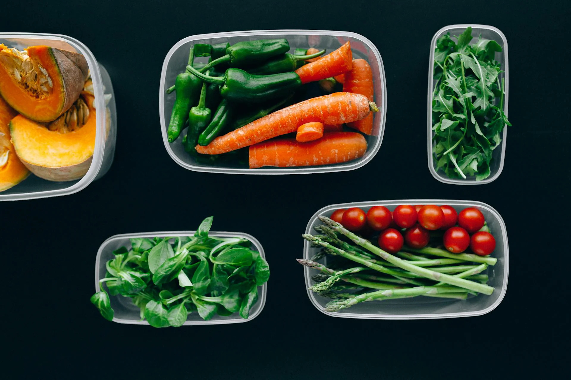 Jaké jsou nejlepší postupy pro skladování pečiva v jednorázovém plastovém boxu na pečivo, aby se nerozmočilo nebo nepoškodilo?